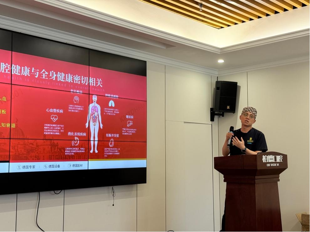 昆明柏德口腔邀约阳光合唱团，开展中老年口腔健康公益交流会